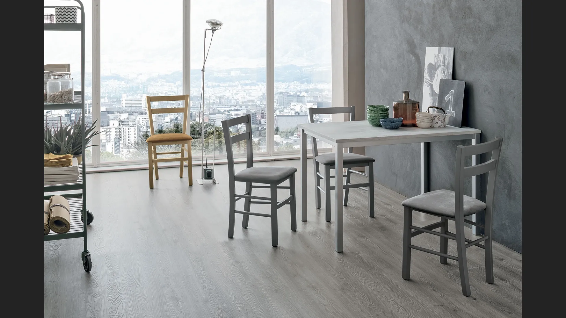 Sedia Salvador con struttura in legno verniciato e seduta in morbida microfibra effetto velluto di Target Point