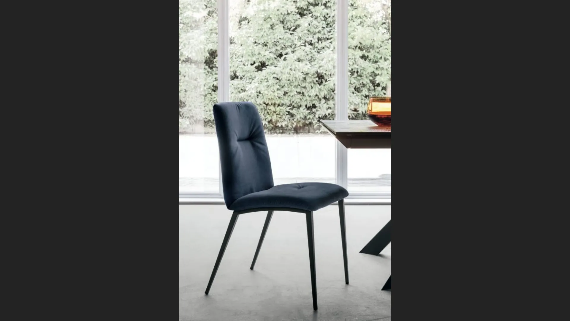 Sedia Luna in tessuto imbottito con gambe in metallo antracite di Sedit