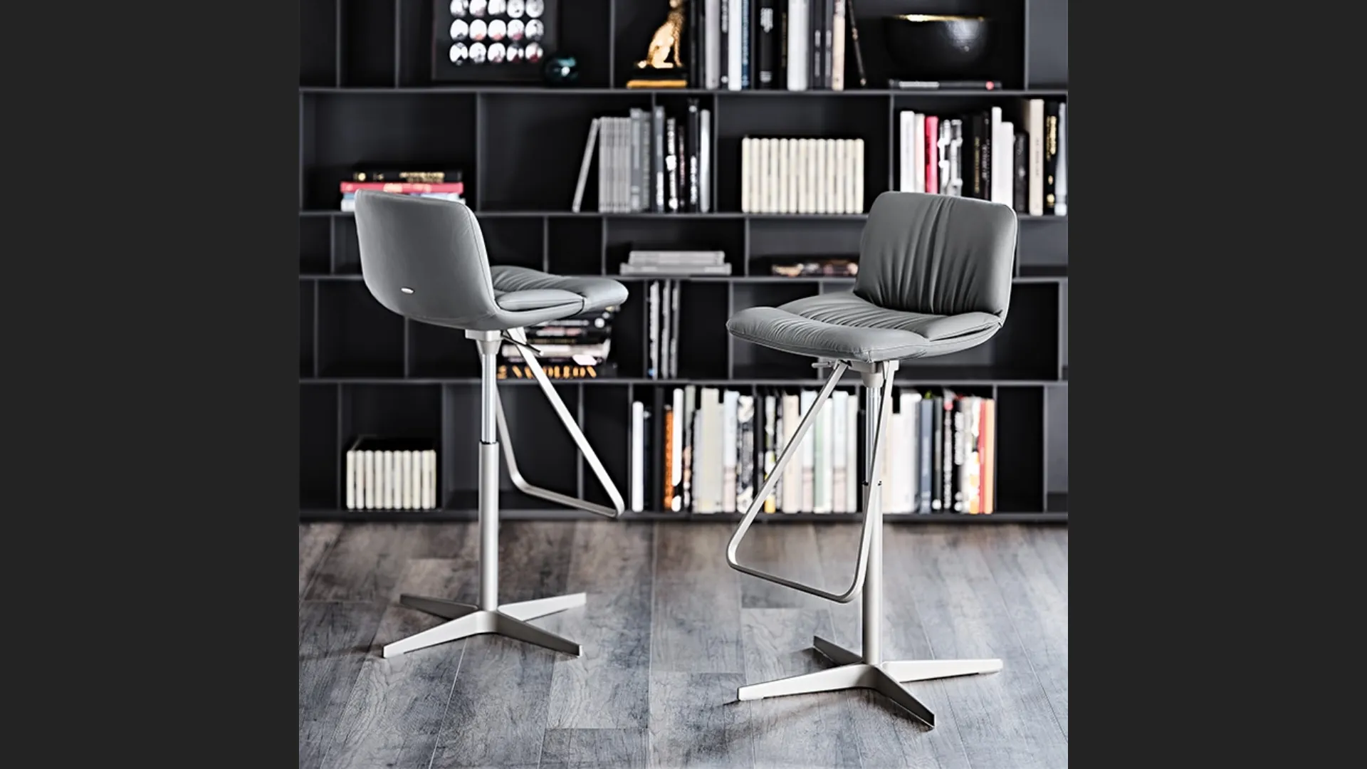 Sgabello in acciaio inox con rivestimento in pelle Axel di Cattelan Italia
