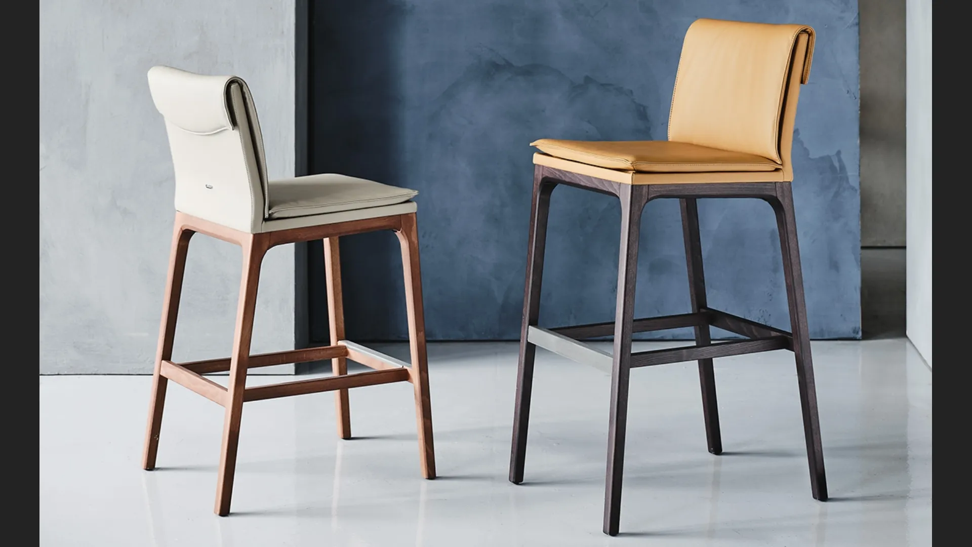 Sgabello in ecopelle con struttura in legno Sofia di Cattelan Italia