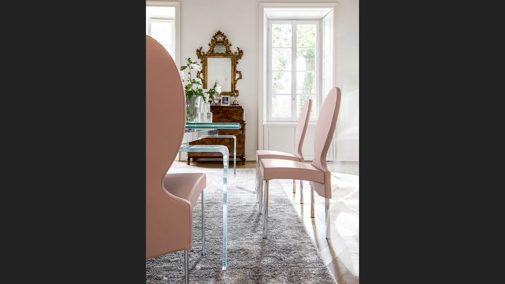 Sedia di design Vivienne con seduta rivestita in ecopelle di Tonin Casa