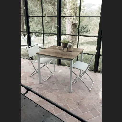 Tavolo quadrato Tucano con top in laminato effetto legno e struttura in metallo verniciato di Target Point