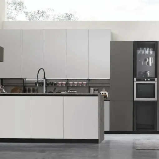 Basi e pensili in Pet Nebbia opaco. Colonne in Pet Canna di fucile opaco. Top, schienale e pensile materico Piasentina scura.